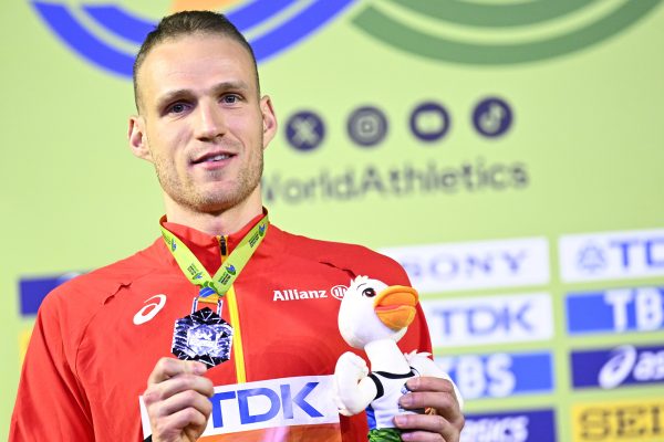 Eliott Crestan mit Silbermedaille in der Hand
