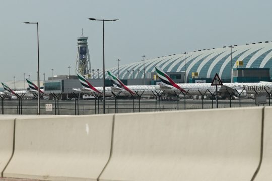 Flugzeuge von Emirates am Flughafen von Dubai