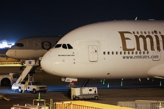 Airbus A380 von Emirates steht auf einem Flughafen