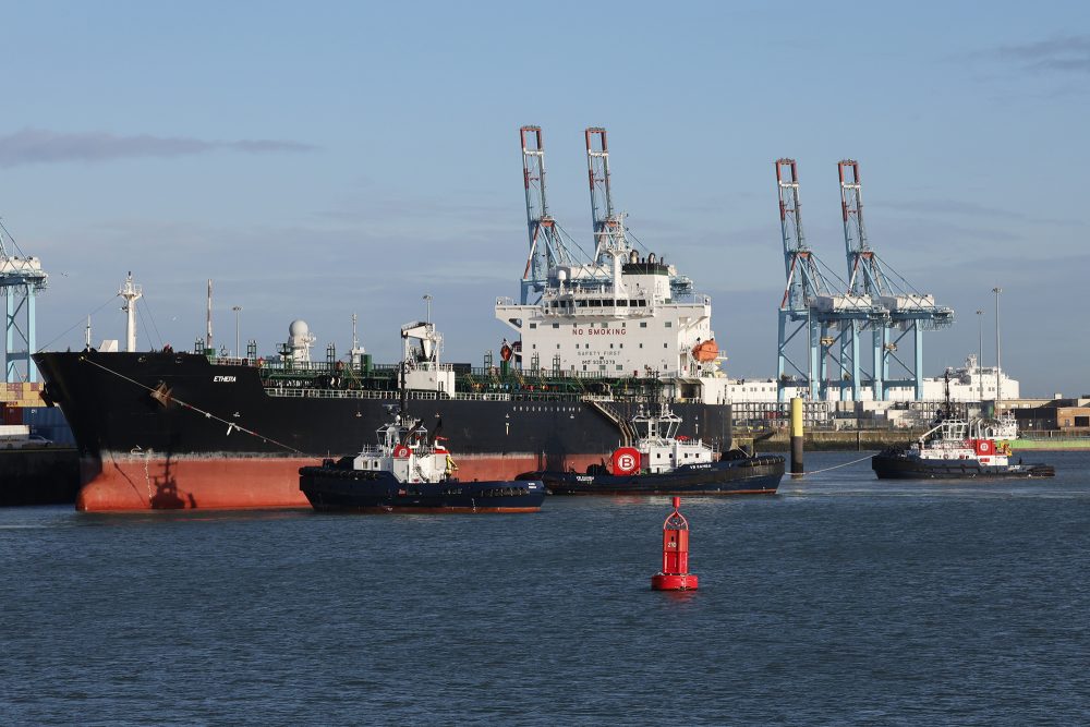 Die "Ethera" wird in den Hafen von Zeebrugge eskortiert