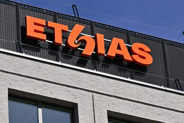 Das Logo der Versicherungsgesellschaft am neuen Hauptgebäude in Lüttich