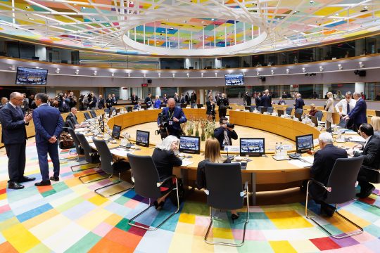 Die Teilnehmer des EU-Gipfels im Sitzungssaal