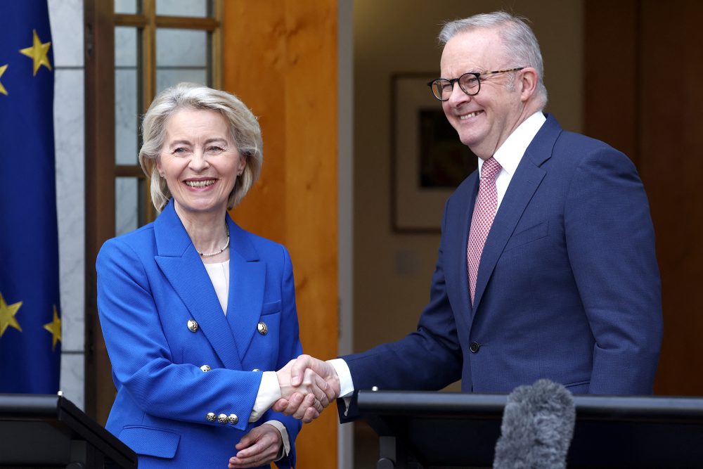 EU-Kommissionspräsidentin Ursula von der Leyen und der australische Premierminister Anthony Albanese schütteln sich die Hand
