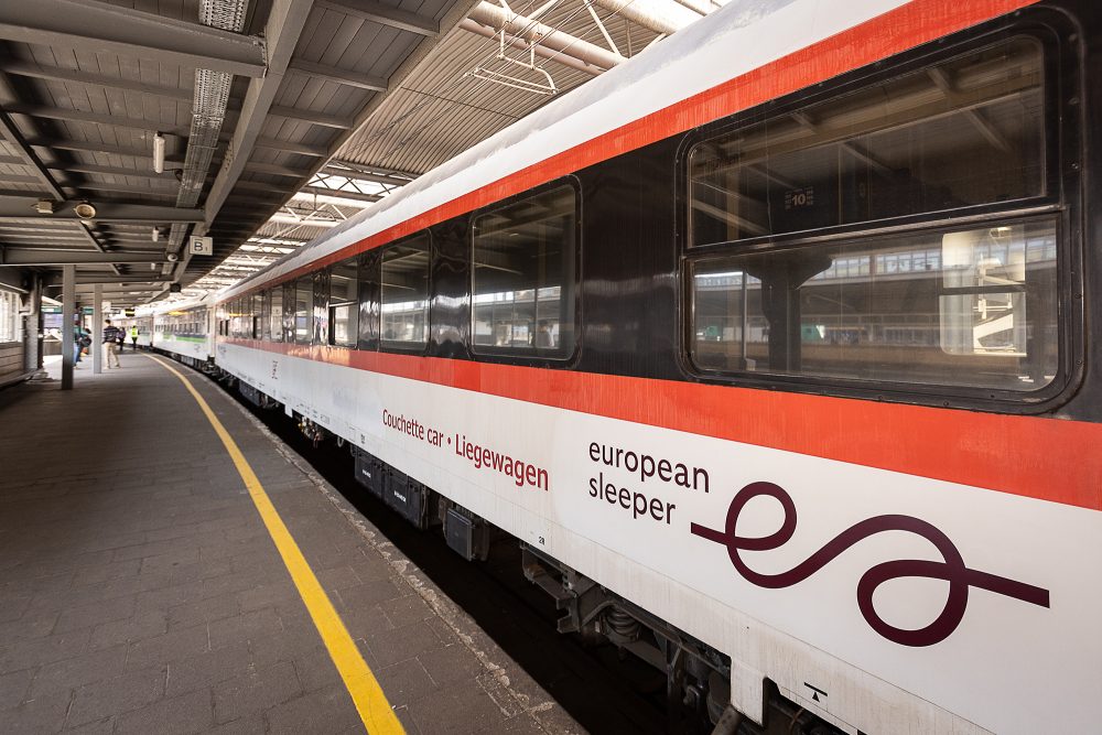Nachtzug von European Sleeper am Bahnhof Brüssel-Süd