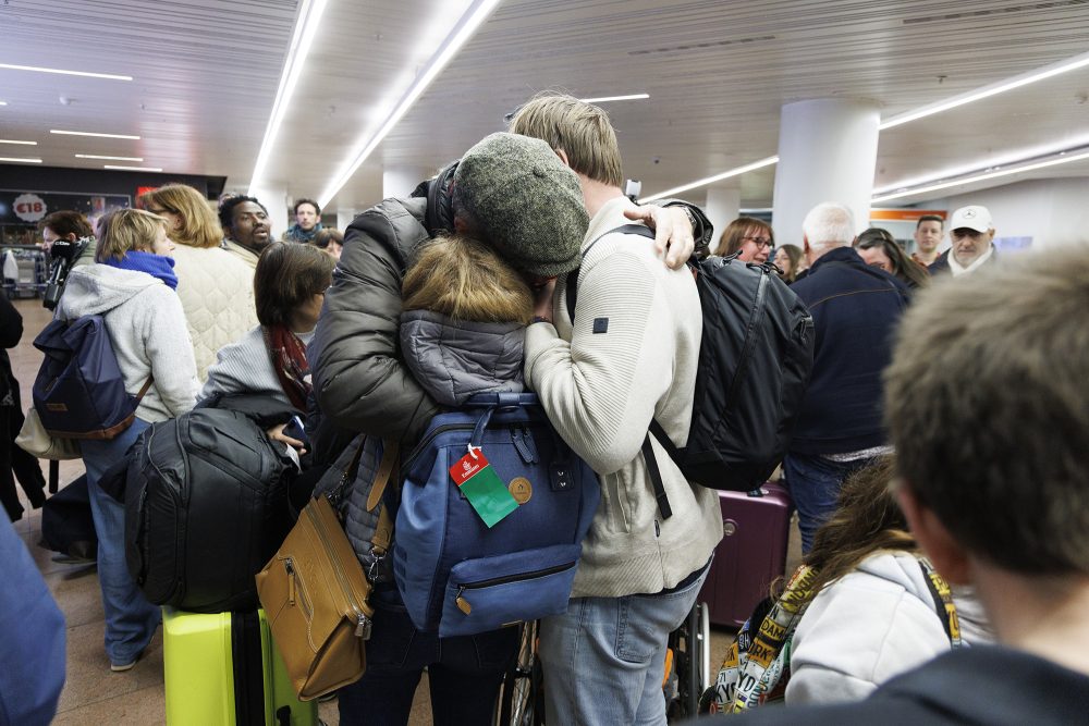 Belgier nach ihrer Rückkehr aus der Golfregion am Brüsseler Flughafen werden von Verwandten begrüßt