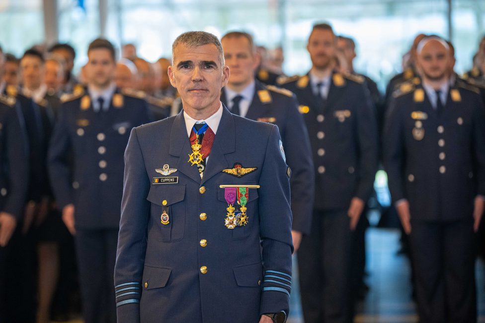 Oberst Evert Cuppens steht bei der Zeremonie zur Kommandoübergabe der Multinationalen Einheit vor zahlreichen Männern in Militäruniform