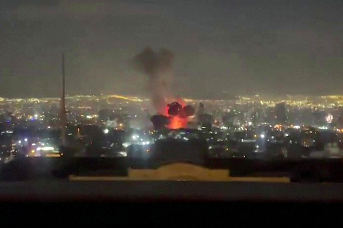 Eine Explosion in Irans Hauptstadt Teheran verursacht einen Feuerball und eine Rauchsäule über mehreren Gebäuden der Stadt