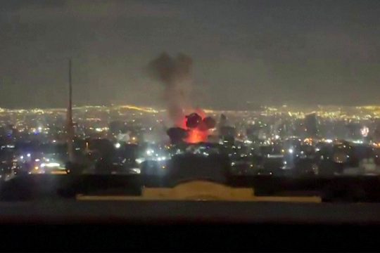 Eine Explosion in Irans Hauptstadt Teheran verursacht einen Feuerball und eine Rauchsäule über mehreren Gebäuden der Stadt