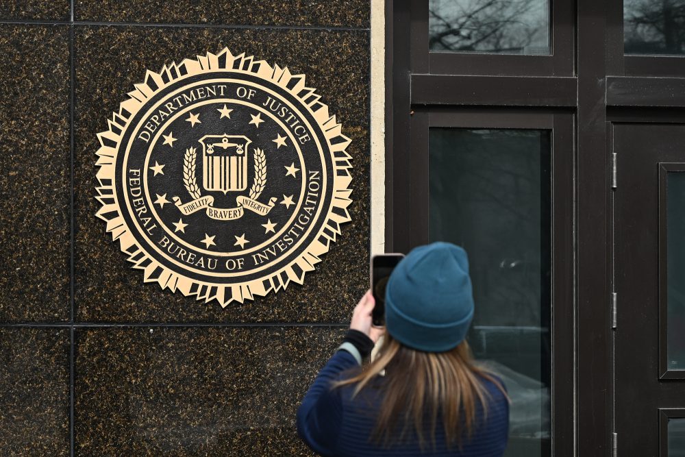 FBI-Logo vor dem Hauptsitz in Washington