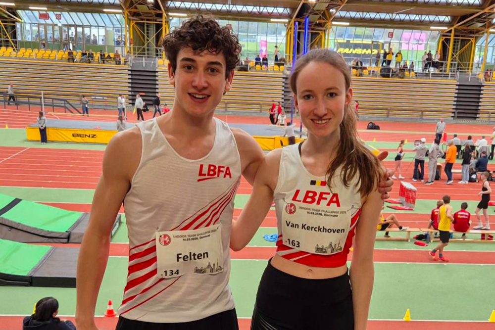 Matteo Felten und Ronja Van Kerckhoven posieren in der Sporthalle für ein gemeinsames Foto