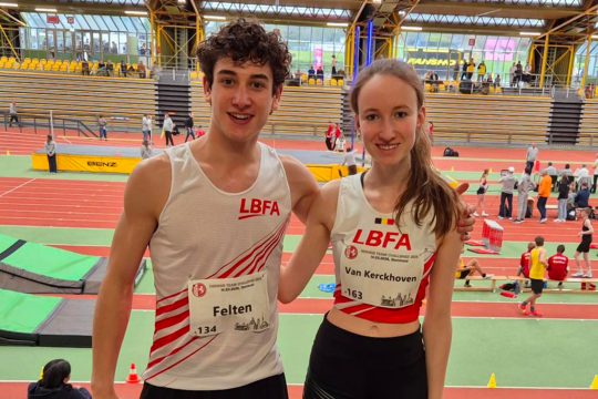 Matteo Felten und Ronja Van Kerckhoven posieren in der Sporthalle für ein gemeinsames Foto