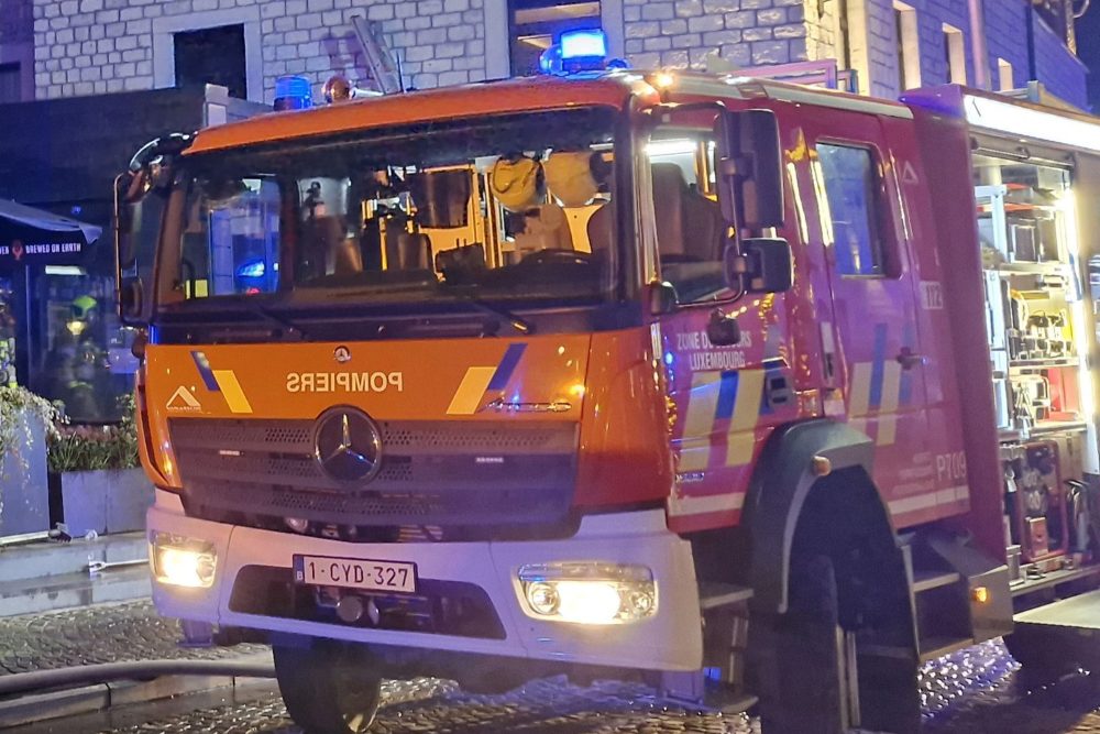Feuerwehrfahrzeug bei Nacht