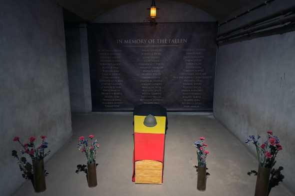 Gedenktafel in der neuen immersiven Ausstellung im Fort Eben-Emael