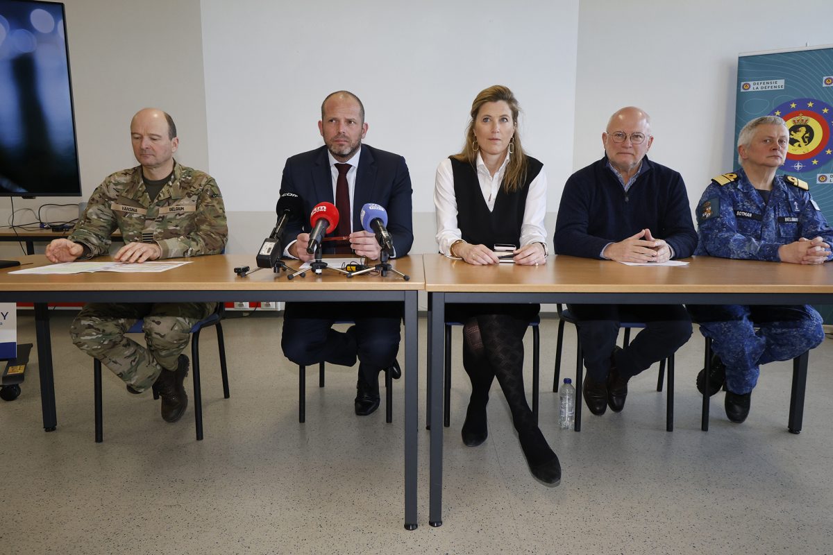 Armeechef Vansina, Verteidigungsminister Francken, Justizministerin Verlinden, Mobilitätsminister Crucke sowie Marinechef Botman (vlnr.) bei der Pressekonferenz in Zeebrügge
