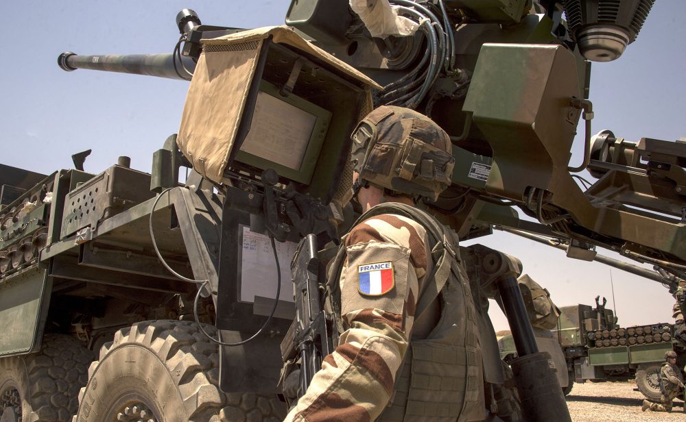 Französischer Soldat vor Haubitze im Irak