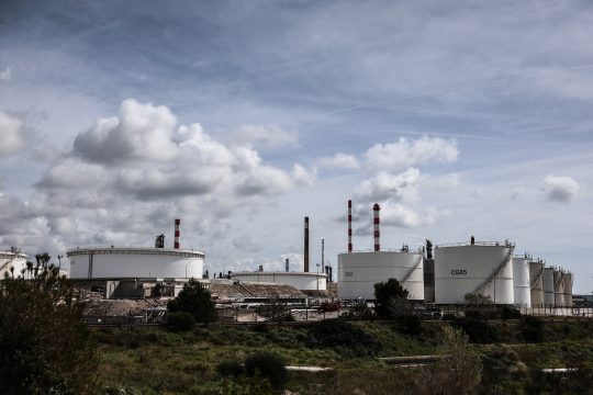 Gelände einer Ölraffinerie mit Speichern und Schornsteinen