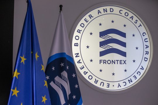 Die europäische Fahne und eine Flagge mit dem Logo von Frontex