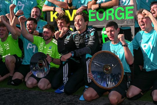 George Russell feiert mit seinem Team den Sieg