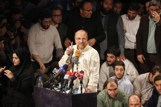 Mohammad Bagher Ghalibaf an einem Rednerpult, umringt von Menschen