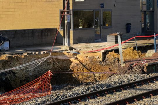 Gekapptes Glasfaserkabel am Bahnhof (Bild: Alain Kniebs/BRF)