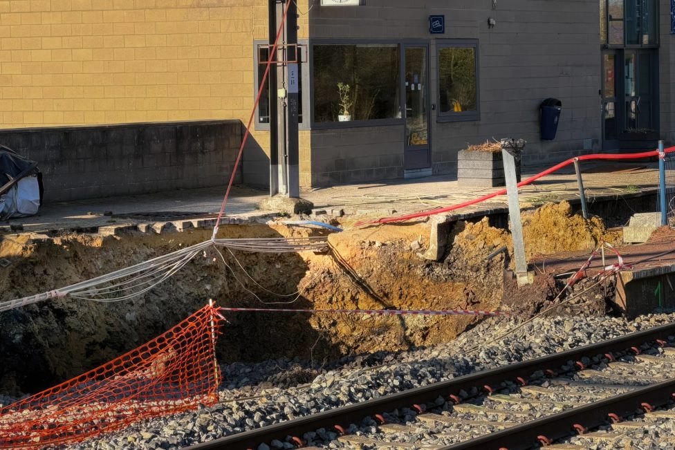 Gekapptes Glasfaserkabel am Bahnhof (Bild: Alain Kniebs/BRF)