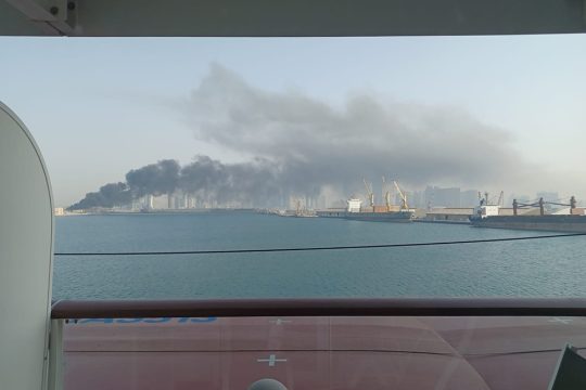Blick von dem Kreuzfahrtschiff auf die Rauchschwaden über Abu Dhabi