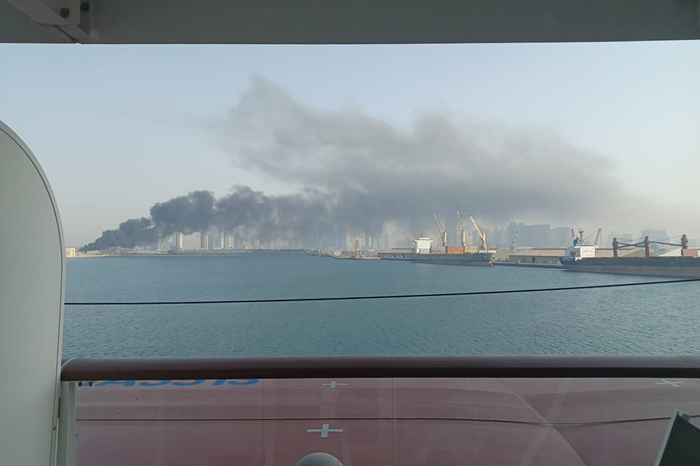 Blick von dem Kreuzfahrtschiff auf die Rauchschwaden über Abu Dhabi