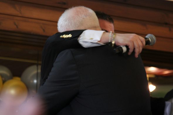 Patrick Wertz umarmt Pastor Peter Dries