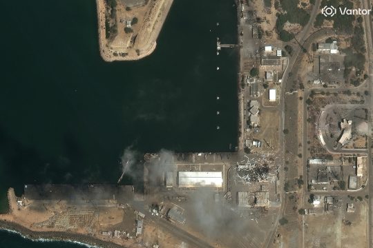 Das Satellitenbild zeigt die Marinebasis und große Rauchwolken darüber