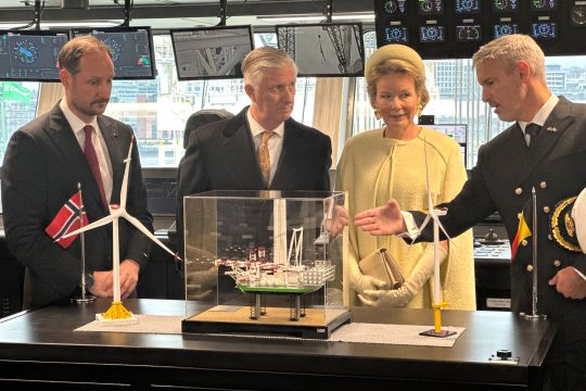 Königin Mathilde, König Philippe und Kronprinz Haakon im Windturbinen-Installationsschiff