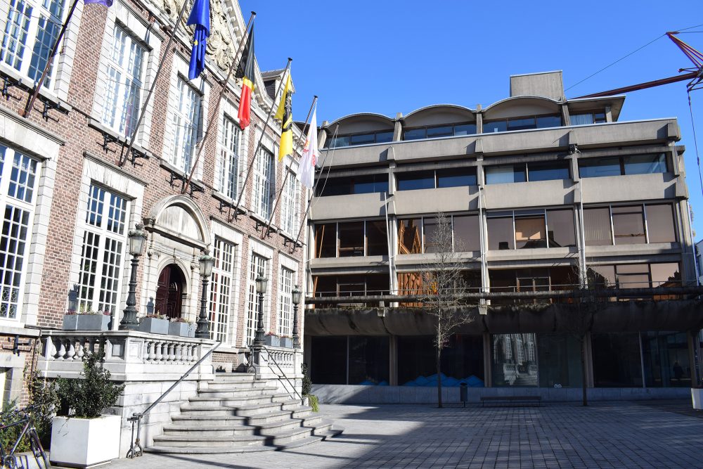 Das Bild zeigt das Stadthaus von Hasselt am Groeneplein und das leerstehende ehemalige Verwaltungsgebäude rechts daneben im Jahr 2021 vor Beginn der Arbeiten