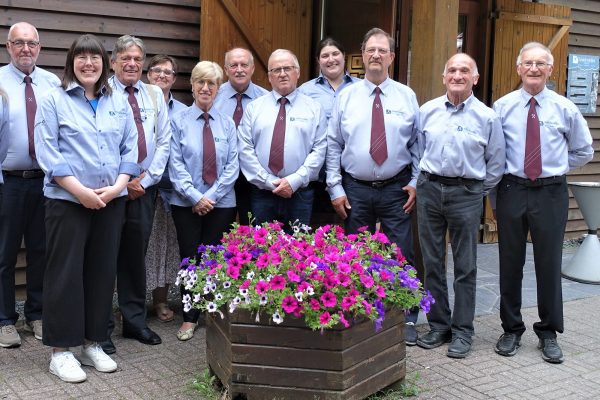 Der ZVS-Vorstand posiert für ein Gruppenbild vor einem Blumenkübel