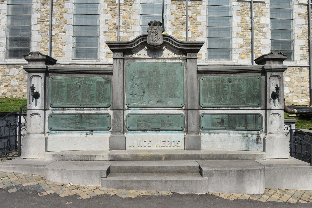 Das Kriegsdenkmal in Herve mit den Bronzetafeln, auf denen die Namen der Gefallenen stehen