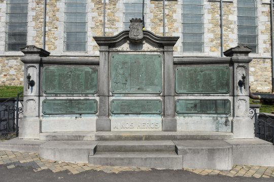 Das Kriegsdenkmal in Herve mit den Bronzetafeln, auf denen die Namen der Gefallenen stehen