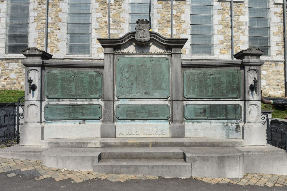 Das Kriegsdenkmal in Herve mit den Bronzetafeln, auf denen die Namen der Gefallenen stehen