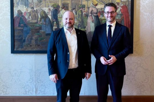 Aachens Oberbürgermeister Michael Ziemons (li.) und der Kelmiser Bürgermeister Daniel Hilligsmann stehen vor einem Gemälde