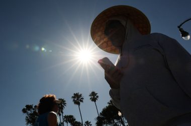 Person mit Sonnenhut in Redondo Beach, Kalifornien
