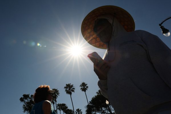 Person mit Sonnenhut in Redondo Beach, Kalifornien