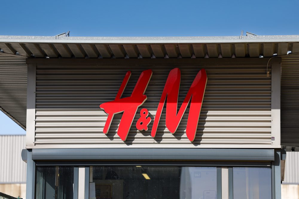 H&M-Logo am Verteilzentrum des Unternehmens in Ghlin bei Mons