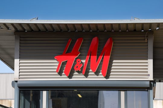H&M-Logo am Verteilzentrum des Unternehmens in Ghlin bei Mons