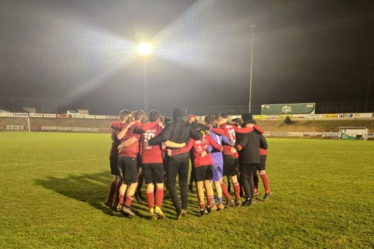 Honsfelder Spieler feiern liegen sich in den Armen und hüpfen im Kreis