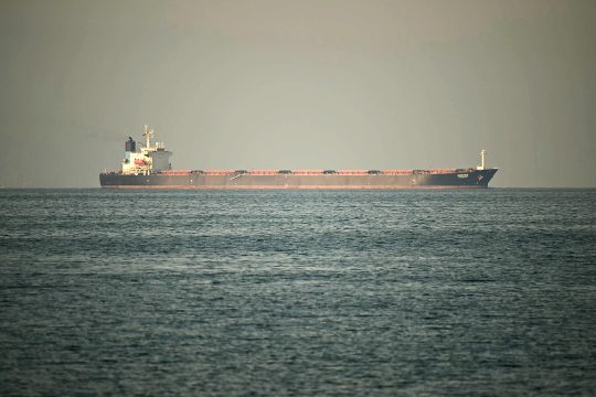 Frachtschiff in der Straße von Hormus