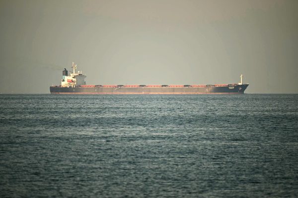 Frachtschiff in der Straße von Hormus