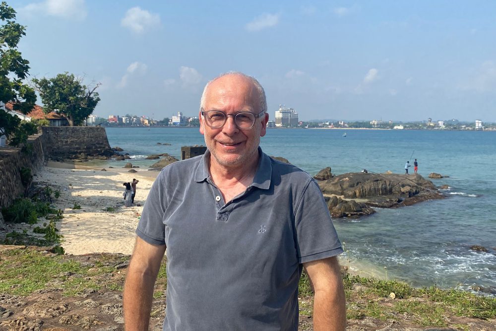 Horst Senker in Galle nahe der Großstadt Colombo in Sri Lanka, er steht im T-Shirt an der Küste