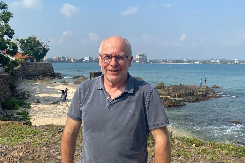 Horst Senker in Galle nahe der Großstadt Colombo in Sri Lanka, er steht im T-Shirt an der Küste
