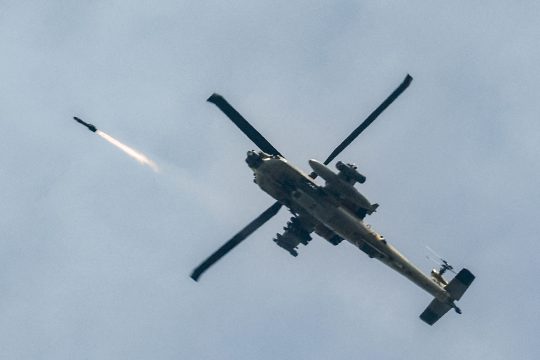 Ein israelischer Helikopter, der Raketen abfeuert