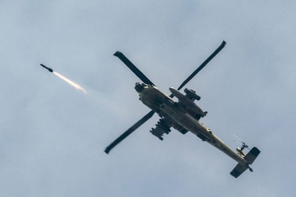 Ein israelischer Helikopter, der Raketen abfeuert