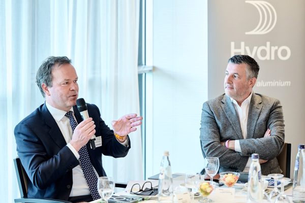 Hydro-CEO Eivind Kallevik und Pascal Arimont (v.l.)