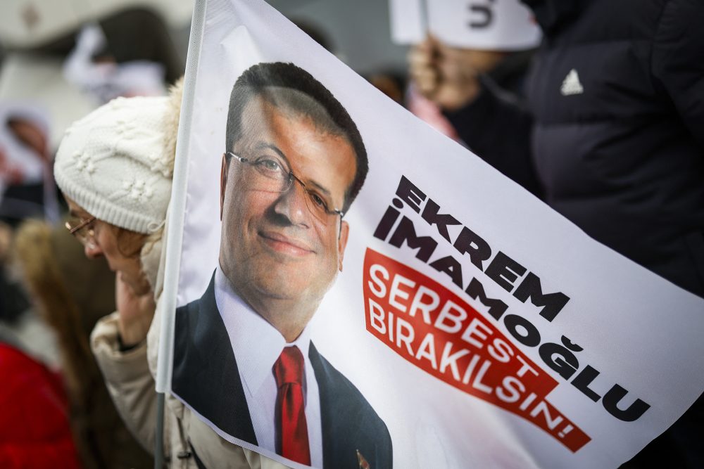 Unterstützer von Imamoglu protestieren vor dem Gerichtsgebäude
