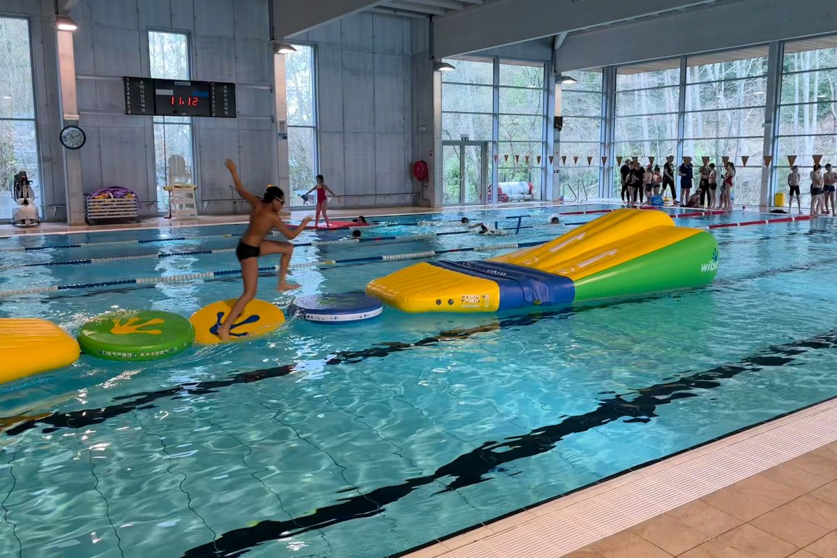 Schüler bei Schwimmwettkämpfen im Eupener Lago-Bad